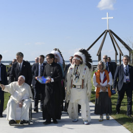 Papež ob jezeru sv. Ane v Kanadi (photo: Vatican Media)