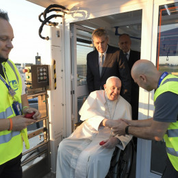 Papež pred odhodom iz Rima pozdravlja zaposlene na letališču (photo: Vatican News)
