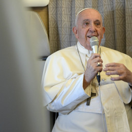 Papež na letalu v pogovoru z novinarji (photo: Vatican News)