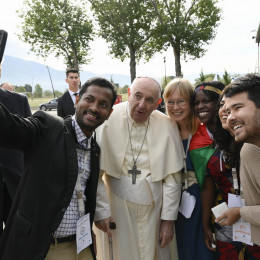 Papež z mladimi v Assisiju (photo: Divisione Produzione Fotografica)
