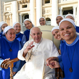 Papež Frančišek z redovnicami pri avdienci (photo: Divisione Produzione Fotografica)