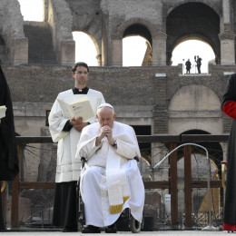 Molitev za mir v rimskem Koloseju (photo: Vatican News)