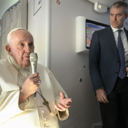 Papež v pogovoru z novinarji na letalu (photo: Vatican News)