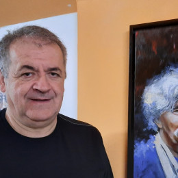 Črtomir Frelih pred sliko slikarskega kolega Toneta Seiferta (photo: Jože Bartolj)