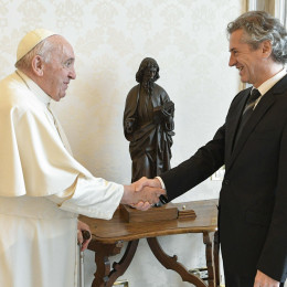 Papež Frančišek in Robert Golob (photo: Twitter Vlada RS)