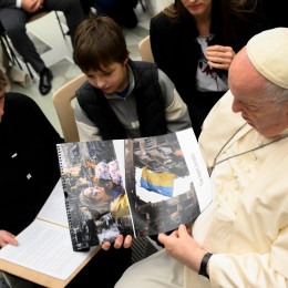 Papež Frančišek v pogovru z ukrajinsko materjo in otrokom (photo: Simone Risoluti / Vatican Media)