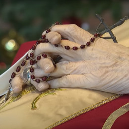 Roke prepletene z rožnim vencem (photo: Vatican media)