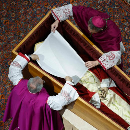 Prt čez obraz pokojnega papeža (photo: Vatican Media)