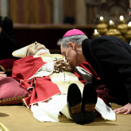 Osebni tajnik Georg Gänswein ob pokojnem Benediktu XVI. (photo: Vatican Media)