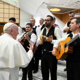 Papež Frančišek z glasbeniki (photo: Vatican Media)