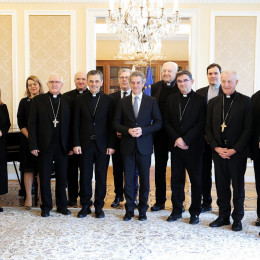 Slovenski škofje s predsednikom vlade Robertom Golobom (photo: Daniel Novakovic/STA)