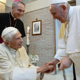 Georg Gänswein, zaslužni papež Benedikt XVI. in papež Frančišek (photo: Vatican Media)