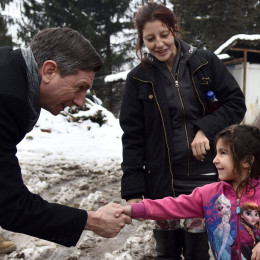 Nekdanji predsednik Borut Pahor v romski skupnosti (photo: Tamino Petelinsek/STA)