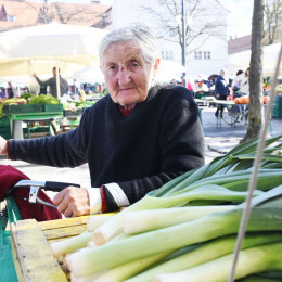Gospa Helena je pomagala na tržnici, kjer je dobila zelenjavo, ki jo je razdala revežem. (photo: Mateja Jordović Potočnik)