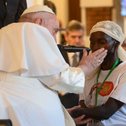 Papež je prisluhnil pretresljivim pričevanjem o mučenjih in pobojih v vaseh (photo: Vatican Media)