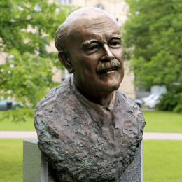 Spomenik Franceta Bučarja na Trgu narodnih herojev. (photo: STA)