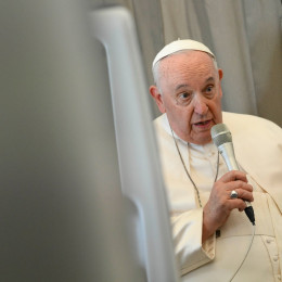 Papež Frančišek na letalu (photo: Vatican Media)