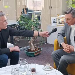 Alen Salihović v pogovoru z bivšim predsednikom republike Borutom Pahorjem. (photo: Mirjam Judež)
