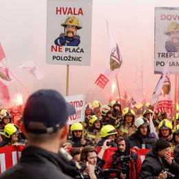 Protestni shod poklicnih gasilcev  (photo: STA / Nebojiša Tejić)