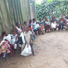 Otroci v Kongu (photo: s. Mojca Karničnik)