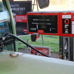 Točenje goriva za kmetijstvo (GK) (photo: mag. Marjan Dolenšek, KGZS – Zavod LJ)