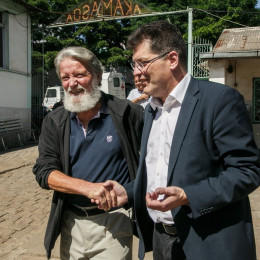 Misijonar Opeka in komisar Lenarčič (photo: Twitter)