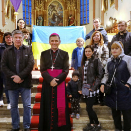 Begunci iz Ukrajine s škofom Andrejem Sajetom (photo: Jože Potrpin, Škofija Novo mesto)