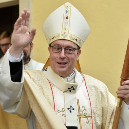Nadškof Alojzij Cvikl pred vstajenjsko sveto mašo (photo: Katoliška Cerkev)