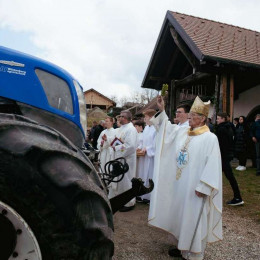 Upokojeni celjski škof Stanislav Lipovšek blagoslavlja traktorje (photo: Jure Jurinčič)