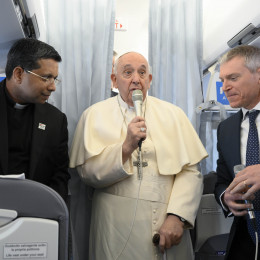 Papež med letom na Madžarsko  v pogovoru z novinarji (photo: Simone Risoluti / Vatican News)