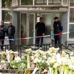 Cvetje pred osnovno šolo »Vladislav Ribnikar« v Beogradu, kjer se je zgodila tragedija.   (photo: ANTONIO BRONIC/Vatican News)