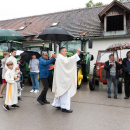 Blagoslov traktorjev pred cerkvijo sv. Mohorja in Fortunata v Grobljah (photo: Klemen Jeke)