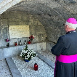 Nadškof Stanislav Zore ob grobu škofa Antona Vovka (photo: FB nadškofa Zoreta)