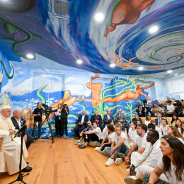 Sveti oče je na katoliški univerzi v Lizboni nagovoril študente in obiskal lokalni sedež papeške fundacije Scholas Occurentes.  (photo: Vatican Media)