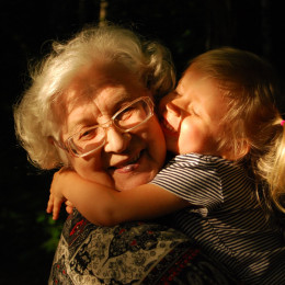Starih staršev ne osreči nič bolj kot iskren objem in poljub vnučkov (photo: Ekaterina Shakharova / Unsplash)