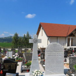 Nagrobni spomenik žrtvam iz Češirkovega gozda (photo: Župnija Rovte)