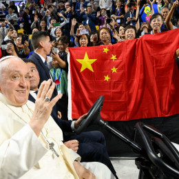 Papež je ob koncu nedeljskega bogoslužja k oltarju povabil dva škofa, ki sta prišla s Kitajske in njihove vernike spodbudil, naj bodo dobri katoličani in dobri državljani. (photo: Simone Risoluti / Vatican News)