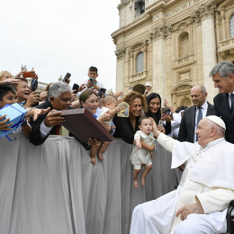 Papež Frančišek med romarji (photo: Vatican Media)