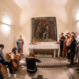 Molitev na vrhu svetih stopnic (photo: Miha Kopač)