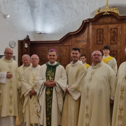 Škof Andrej Saje s somaševalci (photo: Katoliška Cerkev)