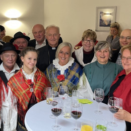 Veselje Slovencev v Münchnu ob novem župniku (photo: Osebni arhiv škofa Antona Jamnika)