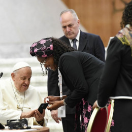 Papež Frančišek v sinodalni dvorani (photo: Vatican News)