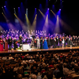 Orkester, zbor, nastopajoči in voditelji letošnjega Gala koncerta (photo: Rok Mihevc)