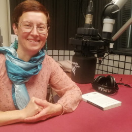 Lidija Šket Kamenšek v studiu radia Ognjišče z ravnokar izdano knjigo o ADHD (photo: NL)