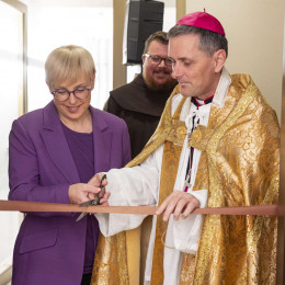 Knjižnico sta odprla predsednica Nataša Pirc Musar in novomeški škof Andrej Saje (photo: STA)