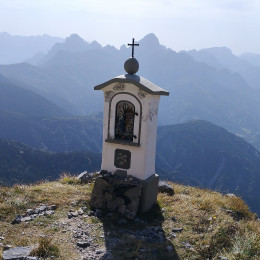 Pogled na kapelico ob spustu z vrha (photo: Blaž Lesnik)