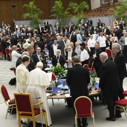 Molitev v sinodalni dvorani (photo: Vatican news)