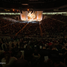 Dvorana, v kateri sicer največkrat odmeva navijanje ob košarkarskih tekmah ali glasno petje ob večjih koncertih glasbenikov, je tokrat premogla tudi več minutno tišino pet tisoč glave množice. (photo: Katoliška mladina)