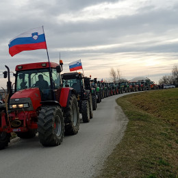 Protest kmetov, ki so se odpeljali do Murske Sobote. (photo: STA)