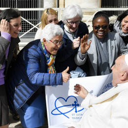 Papež pozdravlja romarje (photo: Vatican media)